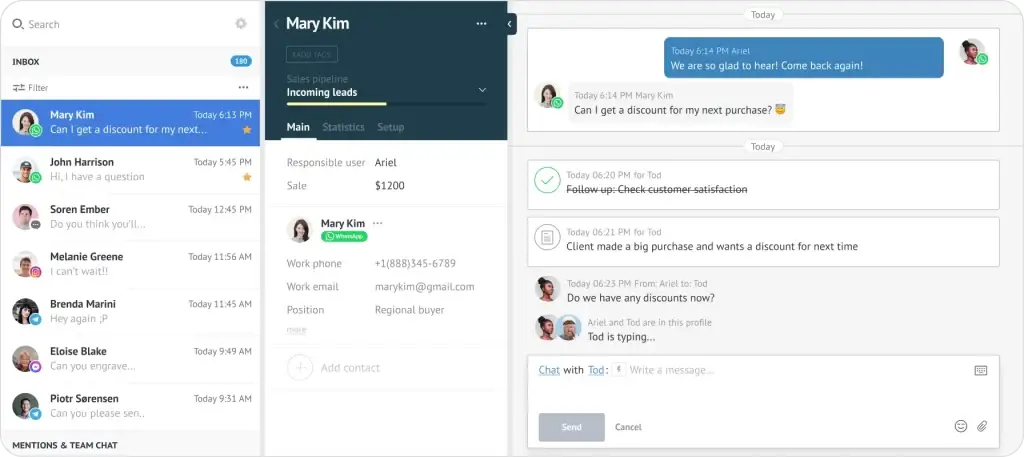Imagem de um chat online pela plataforma Kommo, solicitando um desconto para uma próxima compra. Interface apresenta detalhes de contatos e conversas.