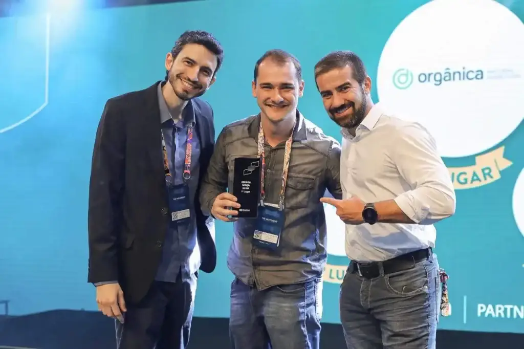 Equipe Orgânica Digital recebendo premiação.