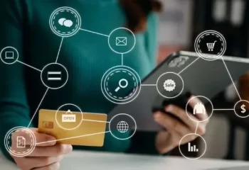 Imagem que representa atividades de compra online, mostrando uma pessoa usando um tablet e um cartão de crédito com ícones de e-commerce.