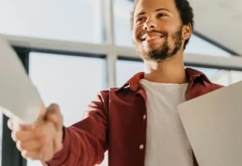 Colegas de trabalho frente a frente apertando as mãos