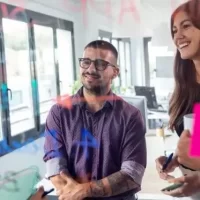 Grupo de profissionais colaborando em um ambiente criativo.