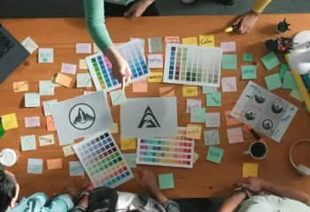 Vista superior equipe de negócios escrevendo gráfico logo reunião mesa simpósio